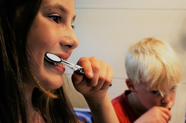 Drei Gründe, warum Zähneputzen mit Kindern oft zum Drama wird – und was du dagegen tun kannst